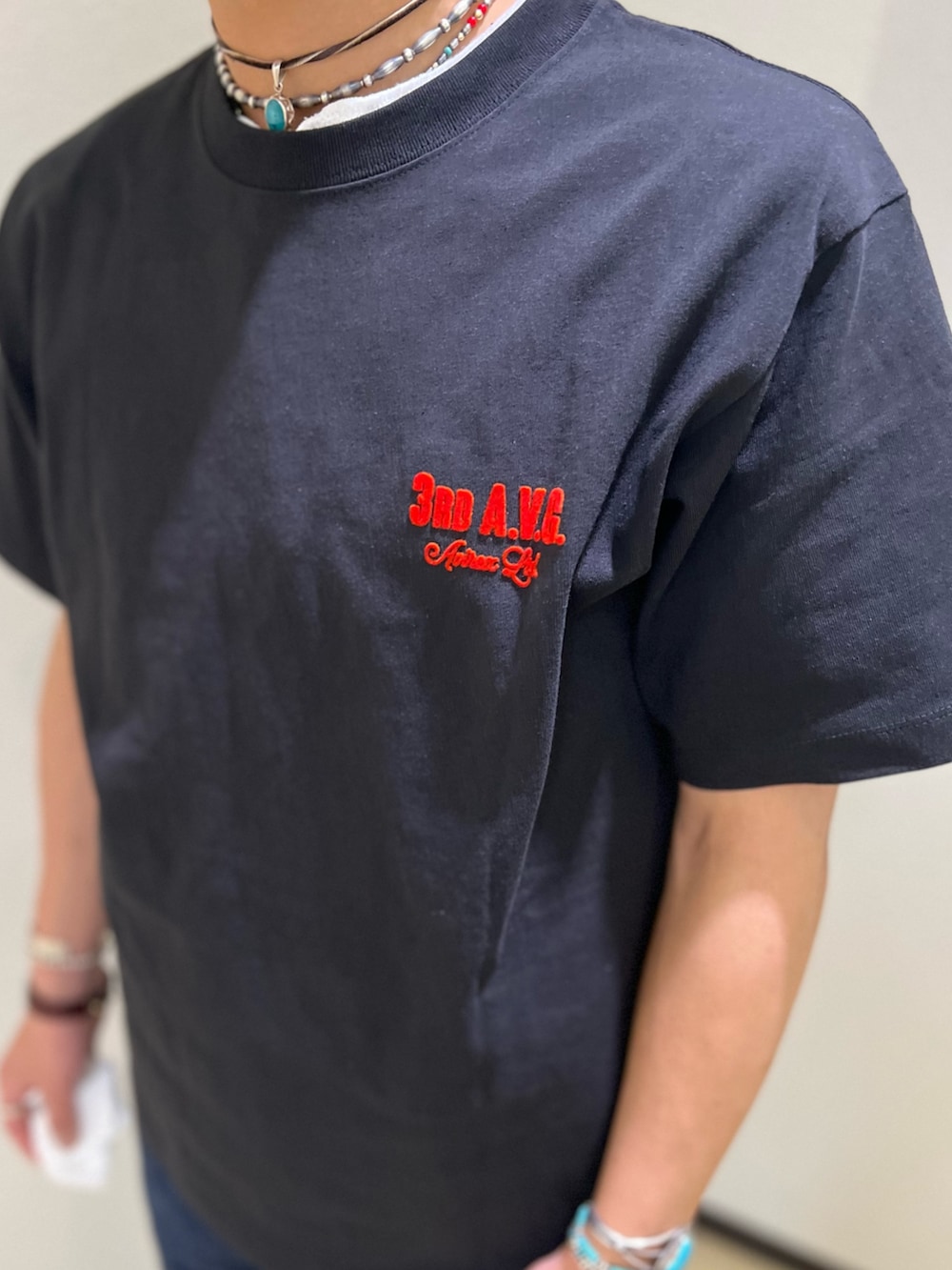 ブラック系のTシャツ/カットソー、ブルー系のデニムパンツを着用したメンズの夏コーディネートの4枚目の写真