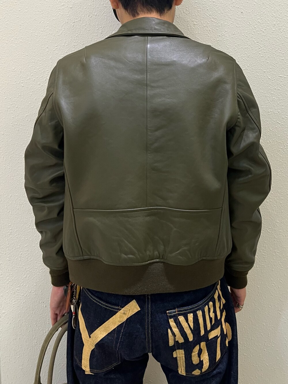 「レザージャケット、アメカジ、AVIREX、ライダースジャケット、デニムパンツ、ハンチング、ボストンバッグ、ootd、メンズファッション、ファッションの力を信じよう」｜「AVIREXの《AVIREX × YAMANE INDUSTRIES》Lot.1991 No.2 CLASSIC STRAIGHT / インダストリーズ クラシック ストレート / アヴィレックス / ヤマネインダストリーズ（デニムパンツ、ブルー系）」を使った、KAKERUNさん（メンズ・174cm）の冬コーディネートの3枚目の写真