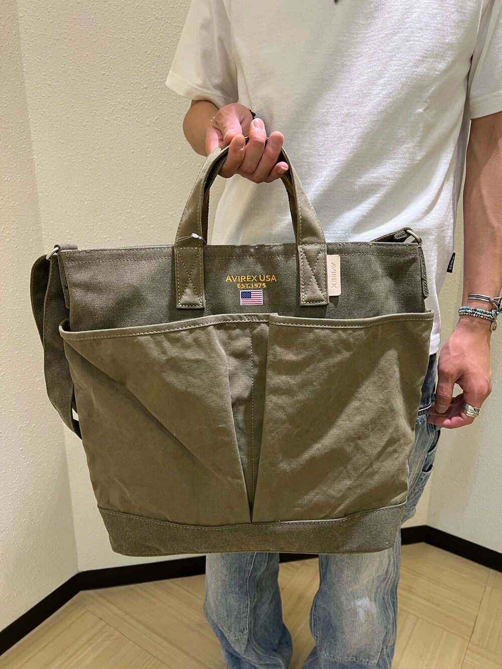 「AVIREX、ファッションの力を信じよう、ootd、デニムパンツ、デニム、デニムコーデ、アメカジ、アメカジコーデ、春コーデ、夏コーデ」｜「AVIREXのBERSA CANVAS EDITORS BAG / キャンバス エディターズバック / AVIREX / AVIREX（ショルダーバッグ、グリーン系）」を使った、KAKERUNさん（メンズ・174cm）の春コーディネートの5枚目の写真