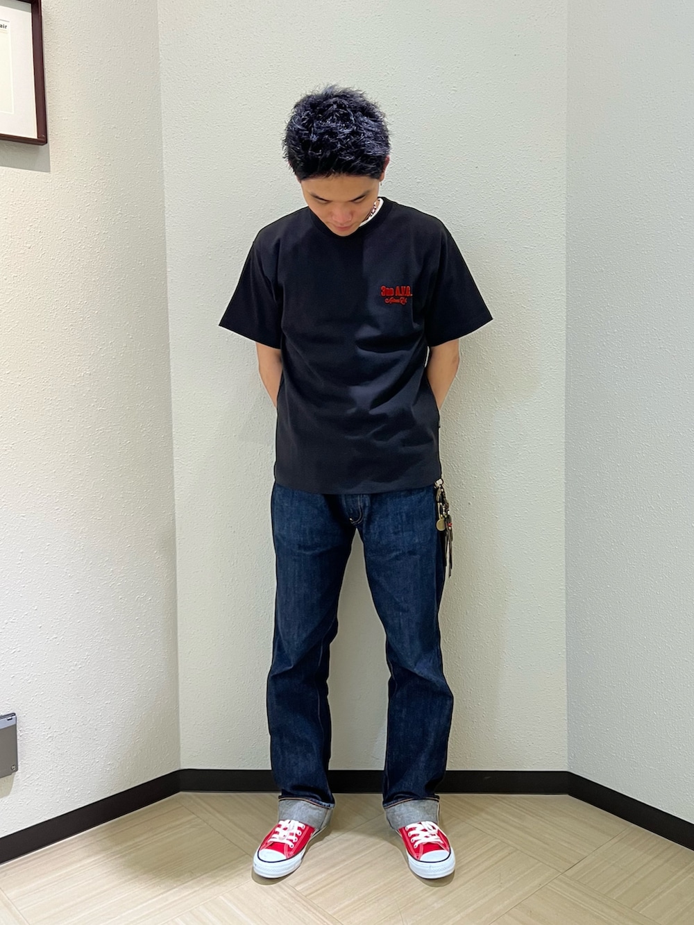 ブラック系のTシャツ/カットソー、ブルー系のデニムパンツを着用したメンズの夏コーディネートの2枚目の写真