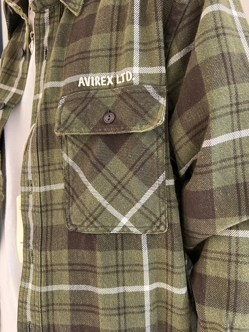 グリーン系のシャツ/ブラウス、ホワイト系のTシャツ/カットソー、グリーン系のその他パンツを着用したメンズの夏コーディネートの4枚目の写真