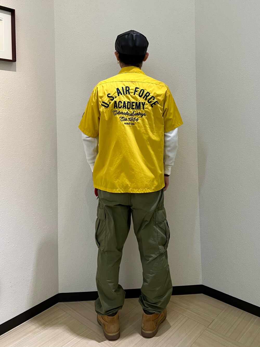 「AVIREX、ファッションの力を信じよう、ootd、アメカジ、アメカジコーデ、カーゴパンツ、カーゴパンツコーデ、シャツ、春コーデ、ハンチング」｜「AVIREXのFADED WORK SHIRT "USAFA" / フェイド 半袖ワークシャツ / AVIREX / アヴィレックス（シャツ/ブラウス、イエロー系）」を使った、KAKERUNさん（メンズ・174cm）の春コーディネートの2枚目の写真