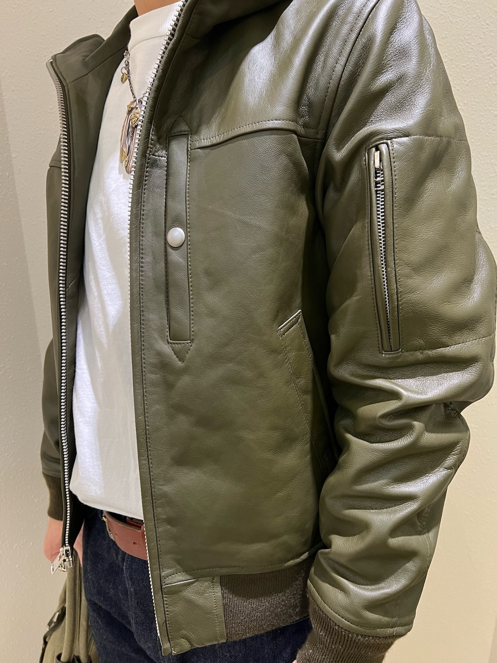 「レザージャケット、アメカジ、AVIREX、ライダースジャケット、デニムパンツ、ハンチング、ボストンバッグ、ootd、メンズファッション、ファッションの力を信じよう」｜「AVIREXの《AVIREX × YAMANE INDUSTRIES》Lot.1991 No.2 CLASSIC STRAIGHT / インダストリーズ クラシック ストレート / アヴィレックス / ヤマネインダストリーズ（デニムパンツ、ブルー系）」を使った、KAKERUNさん（メンズ・174cm）の冬コーディネートの4枚目の写真