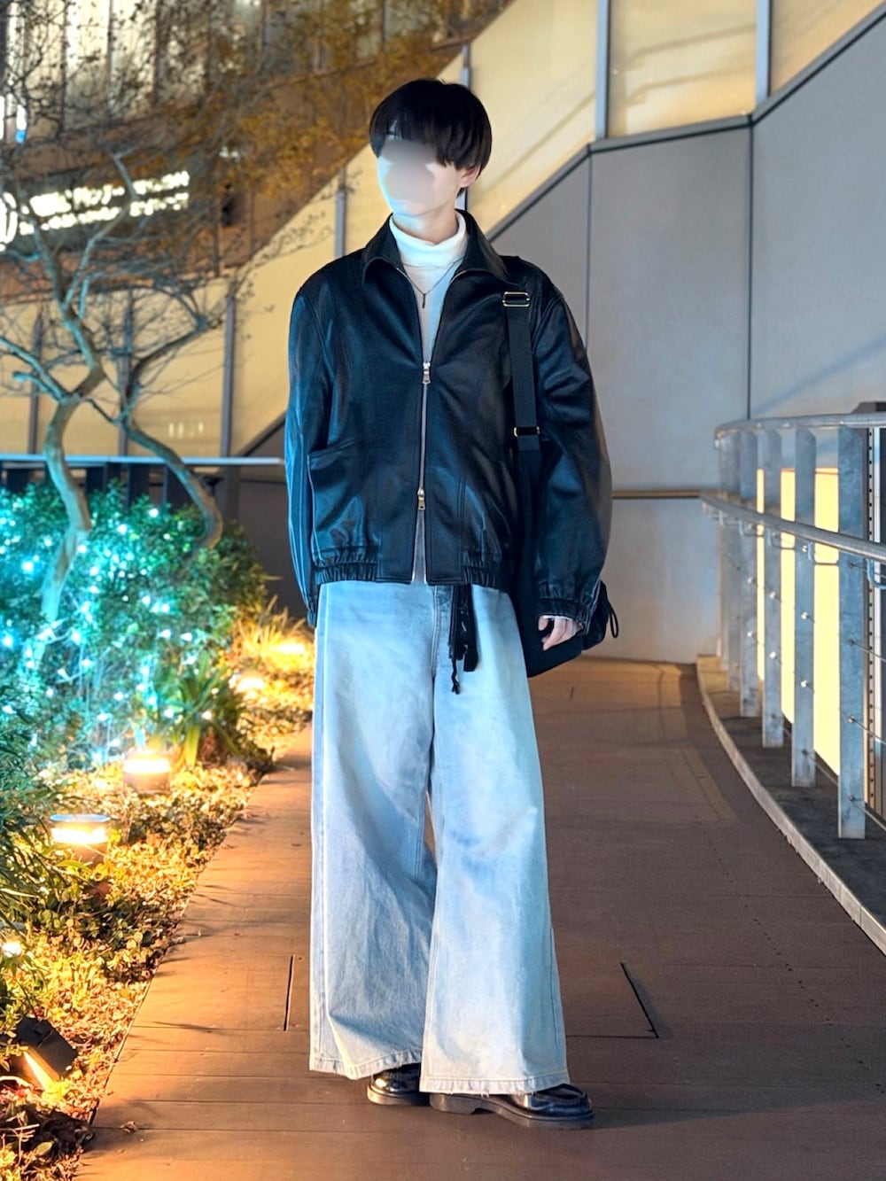 ホワイト系のニット/セーター、ブラック系のライダースジャケット、ブルー系のデニムパンツを着用したメンズの冬コーディネートの2枚目の写真