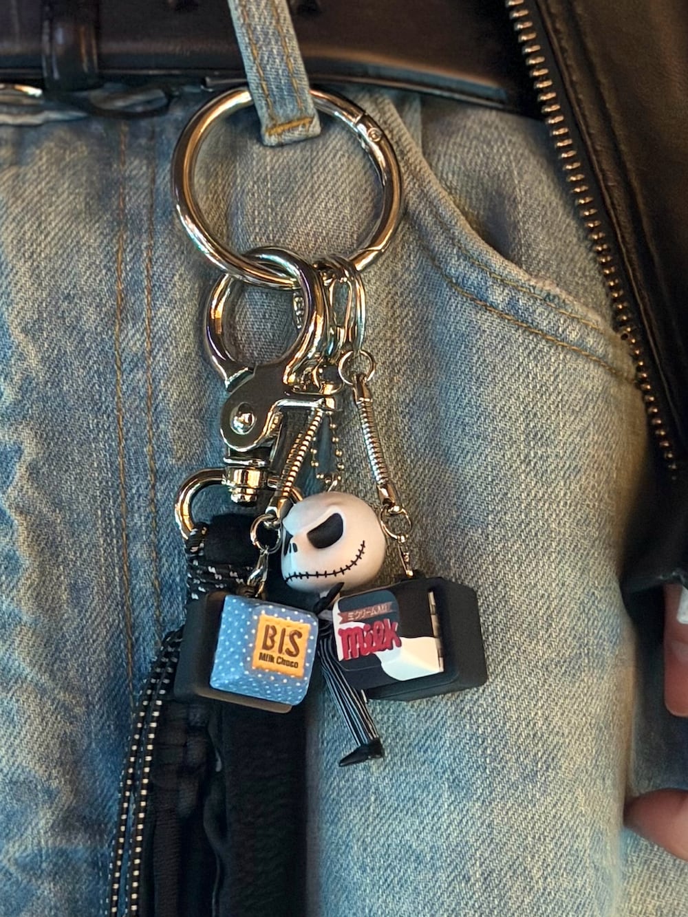 ホワイト系のニット/セーター、ブラック系のライダースジャケット、ブルー系のデニムパンツを着用したメンズの冬コーディネートの3枚目の写真