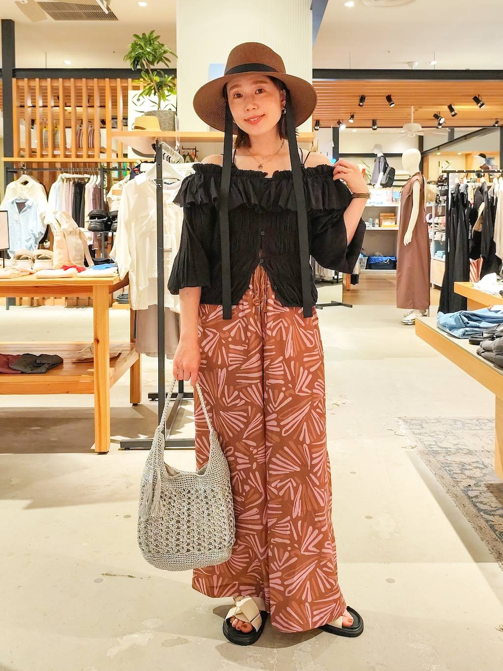 ホワイト系のサンダル、ピンク系のその他パンツ、シルバー系のショルダーバッグを着用したレディースの夏コーディネートの2枚目の写真