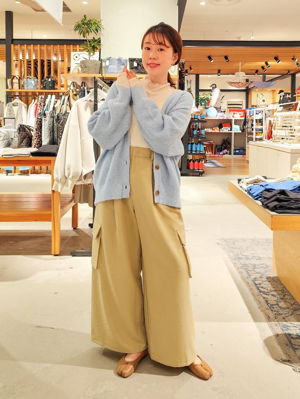 「着痩せ・細見え、体型カバー、ワントーン、ママコーデ、BAYFLOW、ワイドパンツ、カーディガン、ベーシック/シンプル、インナー、カップ付きインナー」｜「bijorieの【bijorie】カップ付きバッククロスキャミ／NEW BASIC (アルガンオイル配合)（その他アンダーウェア/インナー、ホワイト系）」を使った、kanakoさん（レディース・157cm）の冬コーディネートの4枚目の写真