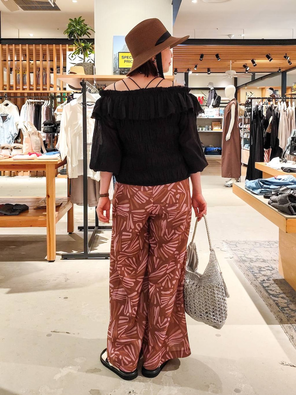 ホワイト系のサンダル、ピンク系のその他パンツ、シルバー系のショルダーバッグを着用したレディースの夏コーディネートの5枚目の写真