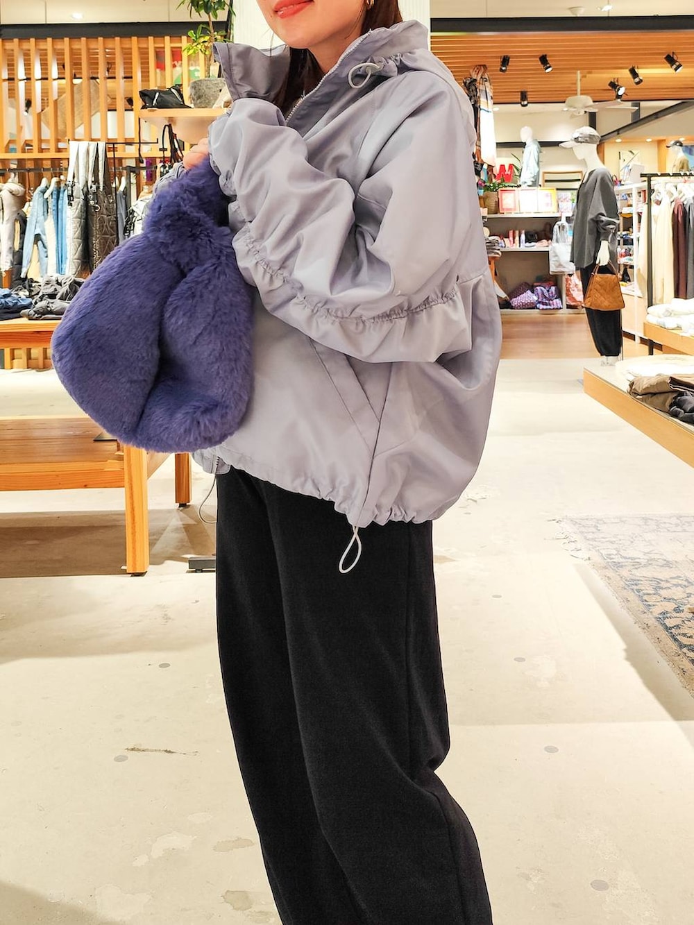 ブラック系のその他パンツ、パープル系のハンドバッグ、ブルー系のブルゾンを着用したレディースの秋コーディネートの4枚目の写真