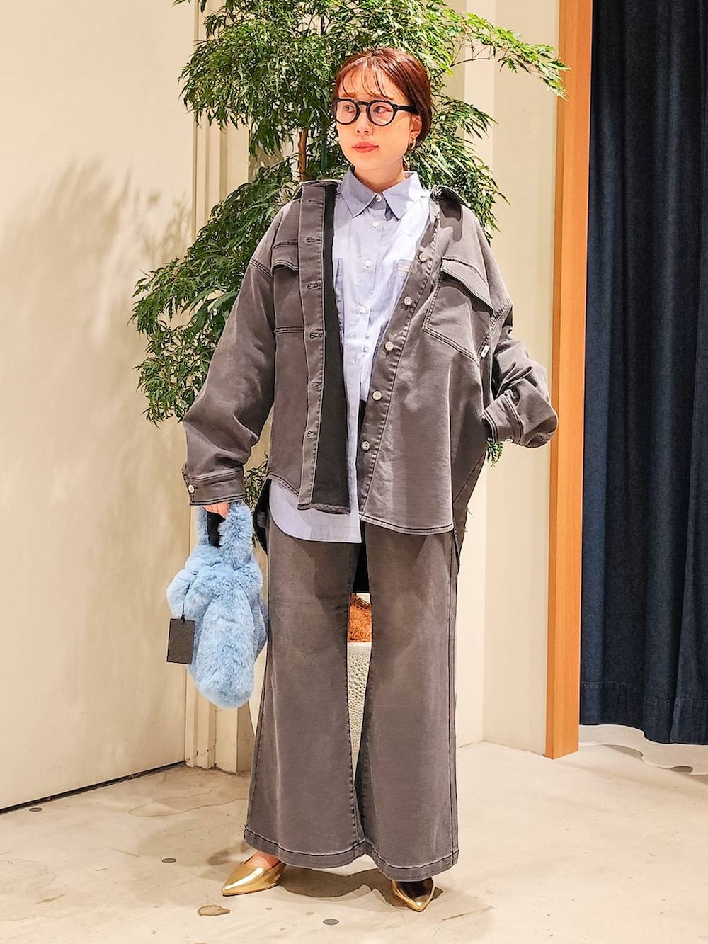 ブルー系のハンドバッグ、ブルー系のシャツ/ブラウス、ブラック系のシャツ/ブラウスを着用したレディースの秋コーディネートの2枚目の写真