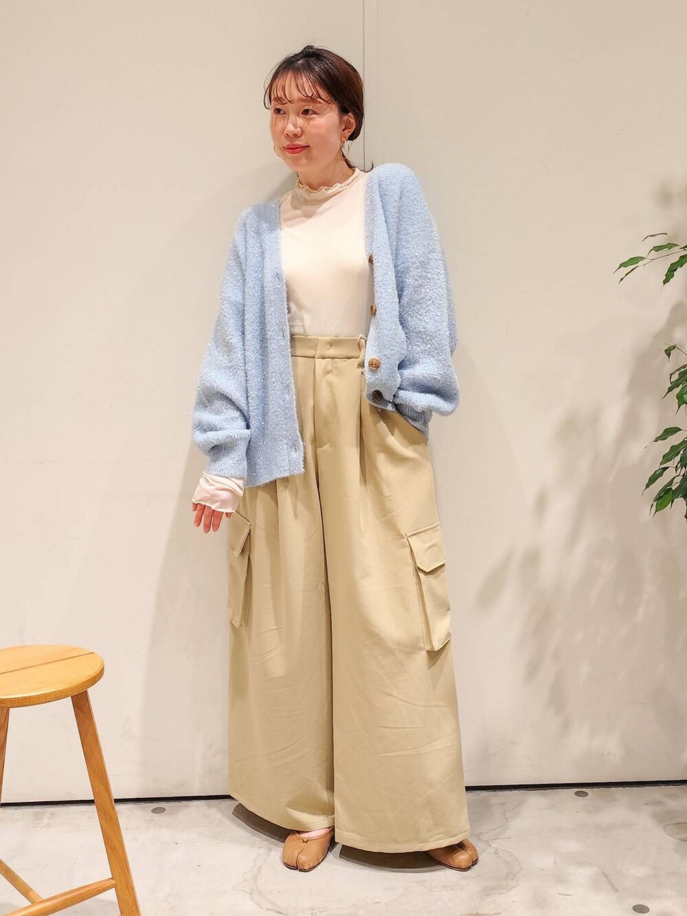 「着痩せ・細見え、体型カバー、ワントーン、ママコーデ、BAYFLOW、ワイドパンツ、カーディガン、ベーシック/シンプル、インナー、カップ付きインナー」｜「bijorieの【bijorie】カップ付きバッククロスキャミ／NEW BASIC (アルガンオイル配合)（その他アンダーウェア/インナー、ホワイト系）」を使った、kanakoさん（レディース・157cm）の冬コーディネートの2枚目の写真