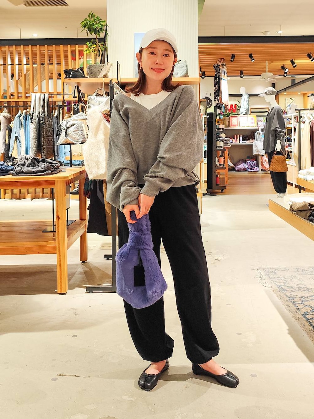 ブラック系のその他パンツ、パープル系のハンドバッグ、ブルー系のブルゾンを着用したレディースの秋コーディネートの6枚目の写真