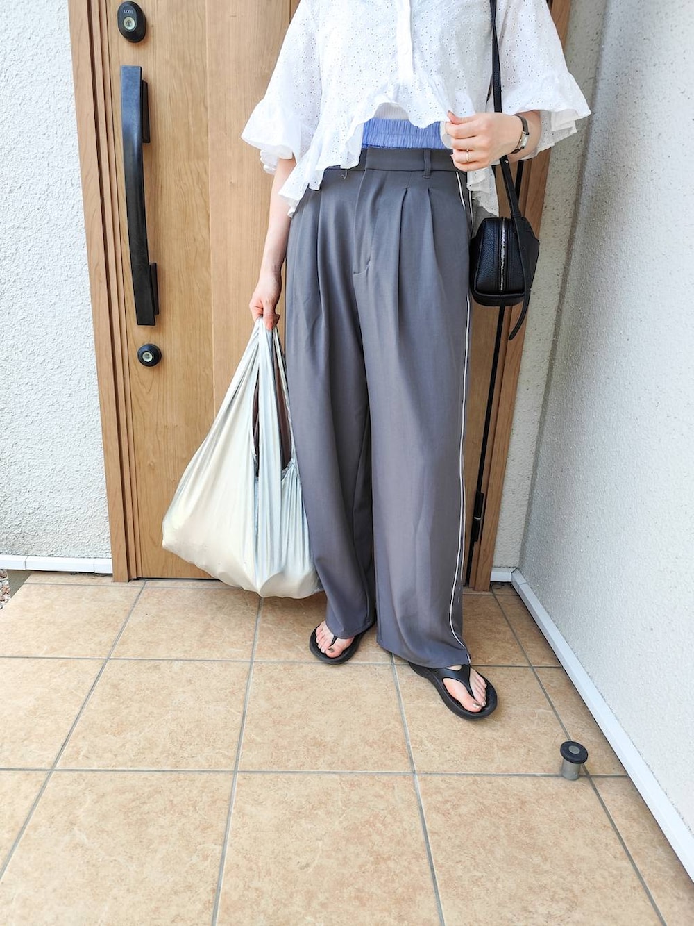 グレー系のエコバッグ/サブバッグ、グレー系のその他パンツ、ブラック系のサンダルを着用したレディースの夏コーディネートの5枚目の写真