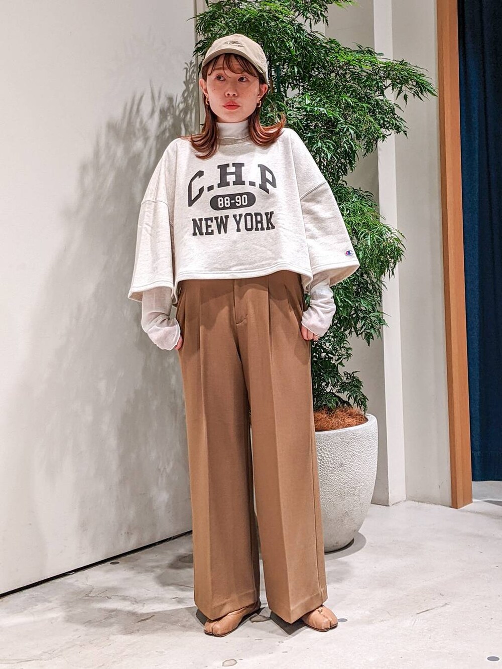 ベージュ系のその他パンツ、ベージュ系のスウェット、ホワイト系のTシャツ/カットソーを着用したレディースの冬コーディネートの2枚目の写真