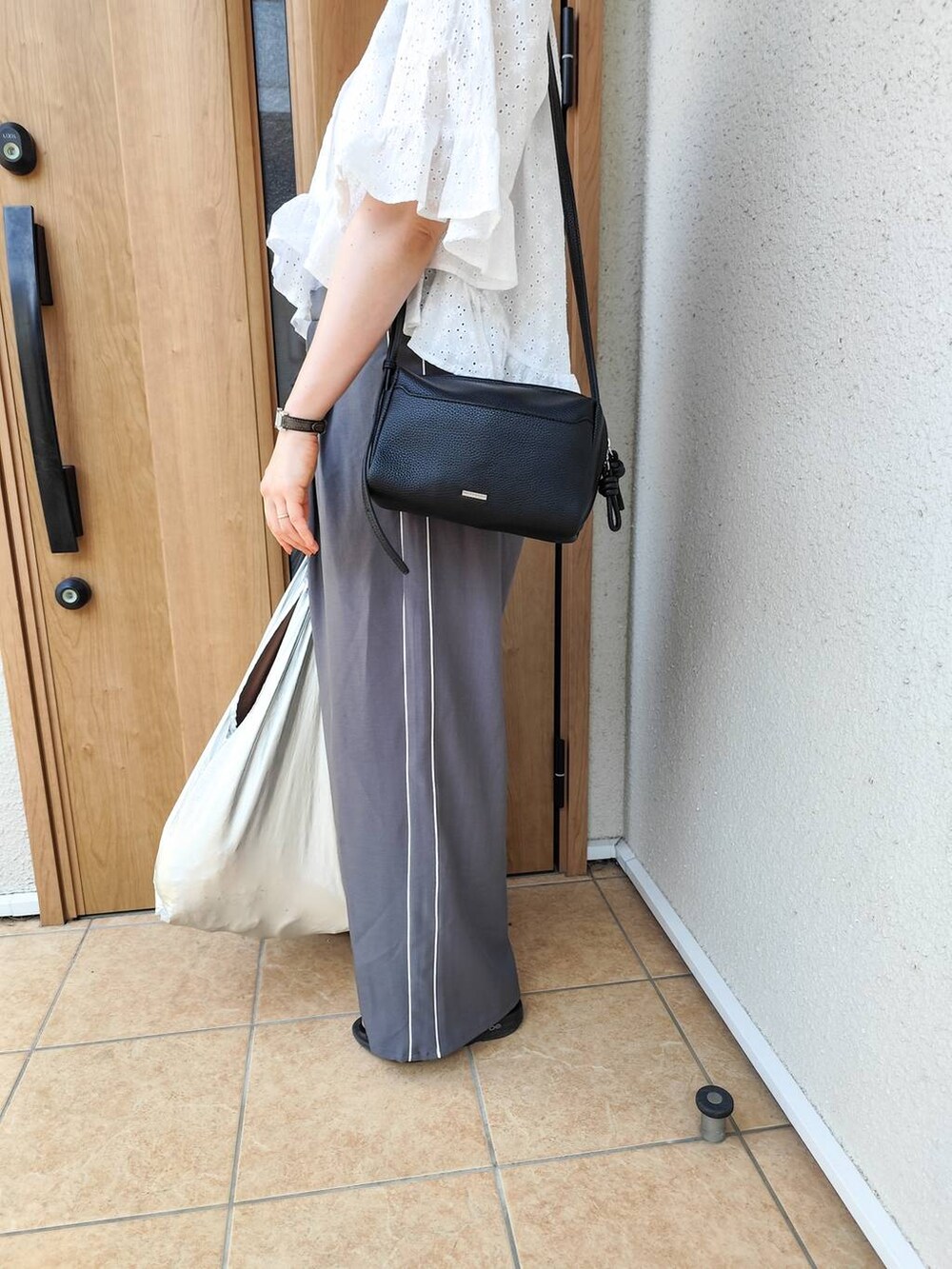 グレー系のエコバッグ/サブバッグ、グレー系のその他パンツ、ブラック系のサンダルを着用したレディースの夏コーディネートの4枚目の写真