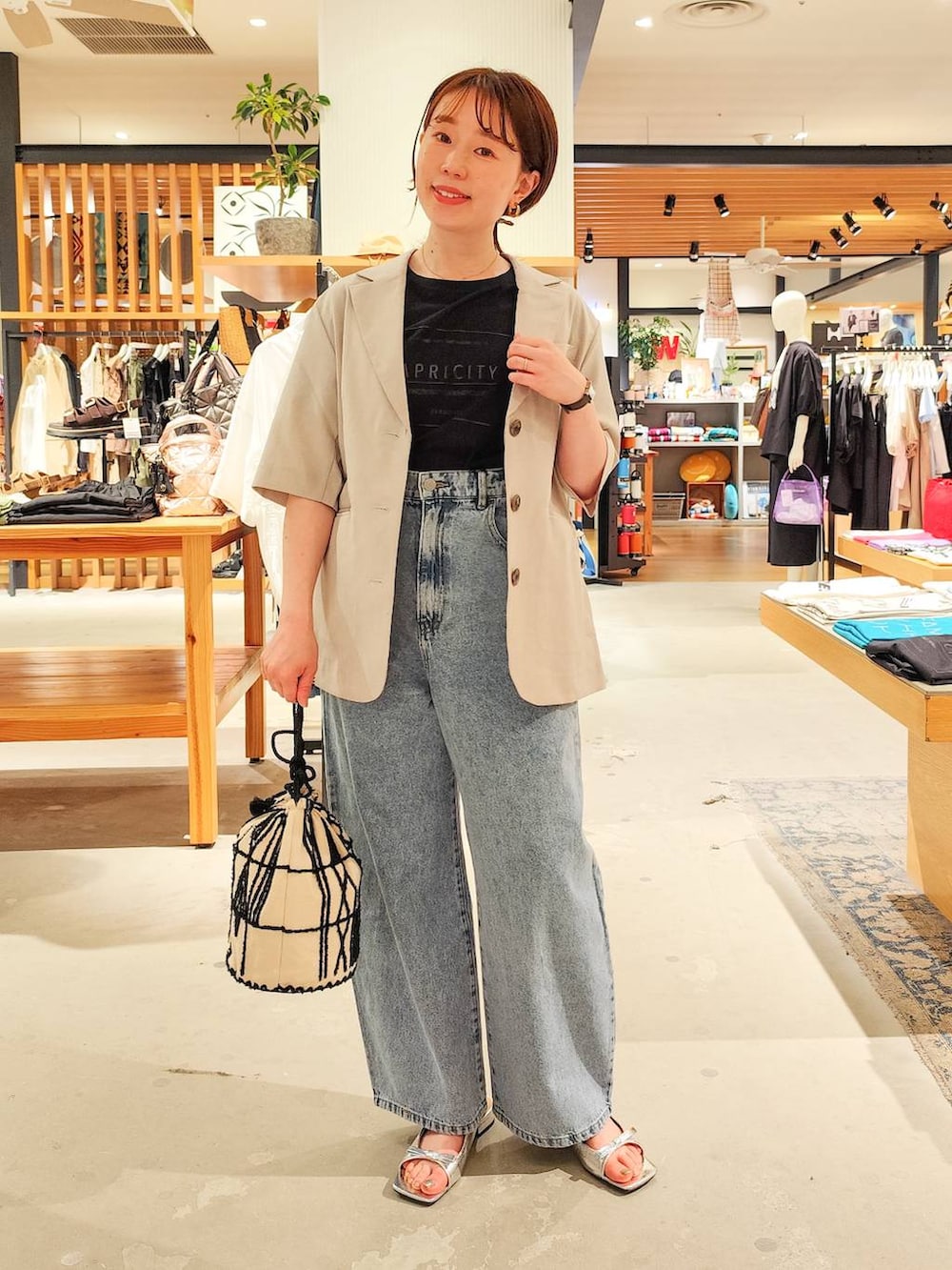 「BAYFLOW、ベイフローのデニム _BAYFLOW、デニムパンツ、着痩せ・細見え、体型カバー、ワントーン、ママコーデ、ベーシック/シンプル、シンプルコーデ、シンプル、夏コーデ、Tシャツ、接触冷感、UVカット」｜「BAYFLOWのベーシックカーブデニム（デニムパンツ、ブルー系）」を使った、kanakoさん（レディース・157cm）の春コーディネートの2枚目の写真