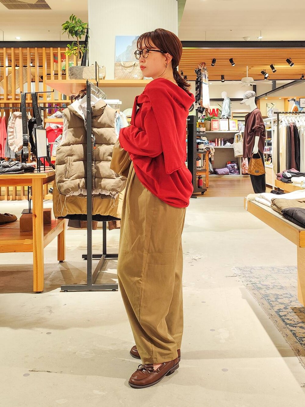 ブラウン系のモカシン/デッキシューズ、イエロー系のハンドバッグ、ブラウン系のストール/ショールを着用したレディースの秋コーディネートの3枚目の写真