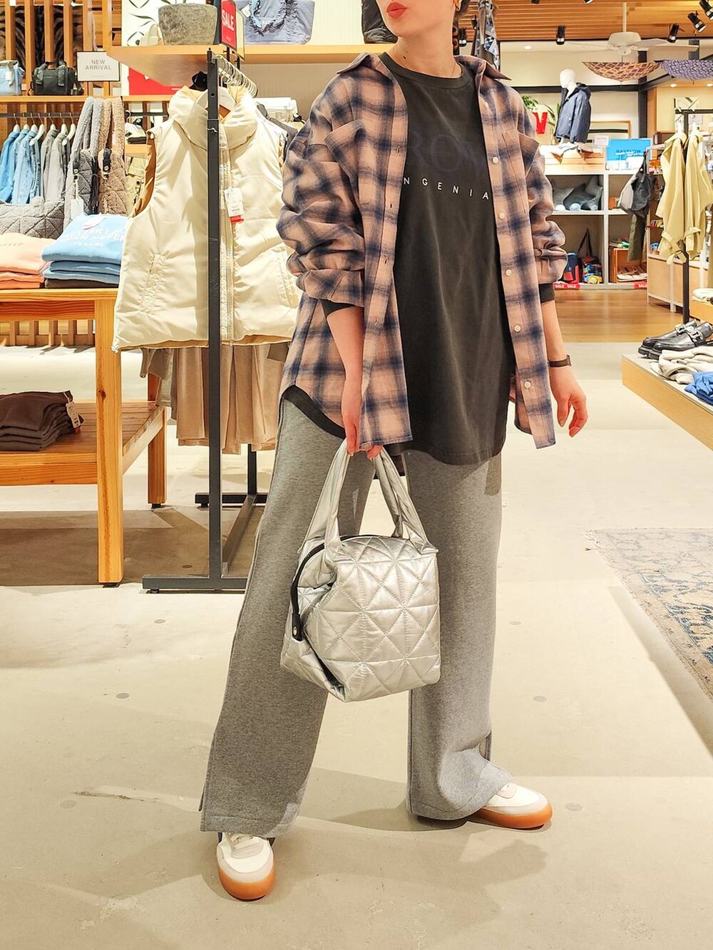 グレー系のTシャツ/カットソー、グレー系のスウェットパンツ、シルバー系のトートバッグを着用したレディースの冬コーディネートの4枚目の写真