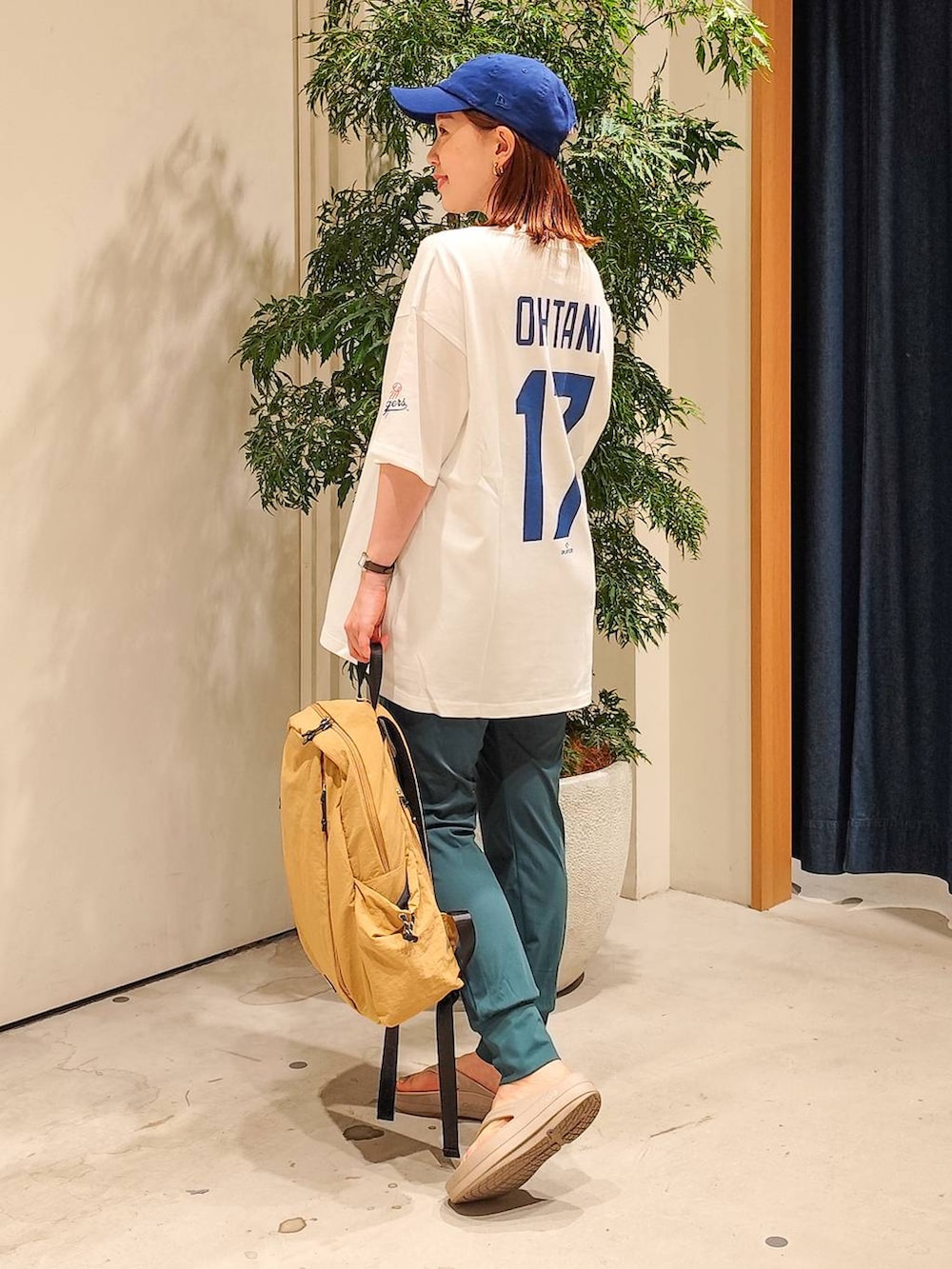 「着痩せ・細見え、体型カバー、ワントーン、ママコーデ、BAYFLOW、スポーツ観戦、キャップ、HEREIAM、スポーツミックス、スポーティ」｜「BAYFLOWのサイドポケットデイパック（バックパック/リュック、ベージュ系）」を使った、kanakoさん（レディース・157cm）の夏コーディネートの3枚目の写真