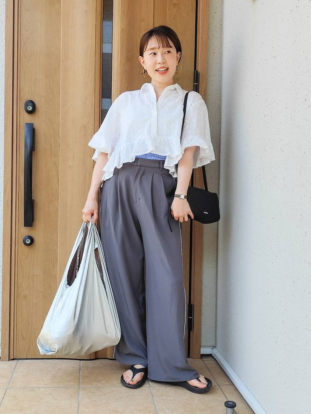 グレー系のエコバッグ/サブバッグ、グレー系のその他パンツ、ブラック系のサンダルを着用したレディースの夏コーディネートの6枚目の写真