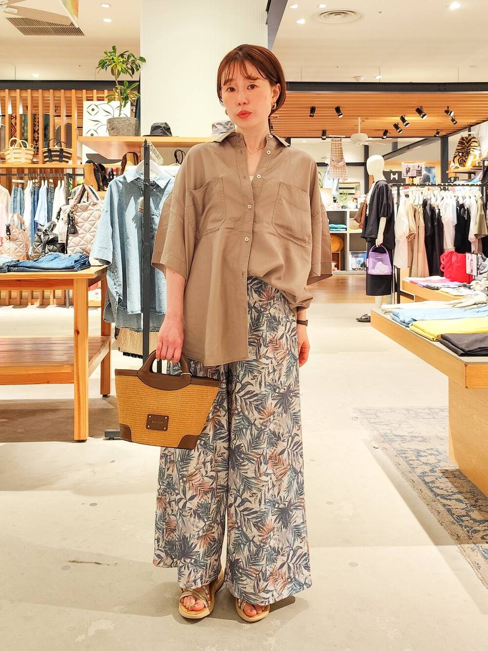 「着痩せ・細見え、体型カバー、ワントーン、ママコーデ、BAYFLOW、旅行、シャツ、ワイドパンツ、サンダル、ショルダーバッグ、ラフ、ベーシック/シンプル、きれいめカジュアル」｜「bijorieの【bijorie】カップ付きバッククロスキャミ／NEW BASIC 25SS（インナーウェア/肌着、ホワイト系）」を使った、kanakoさん（レディース・157cm）の春コーディネートの4枚目の写真