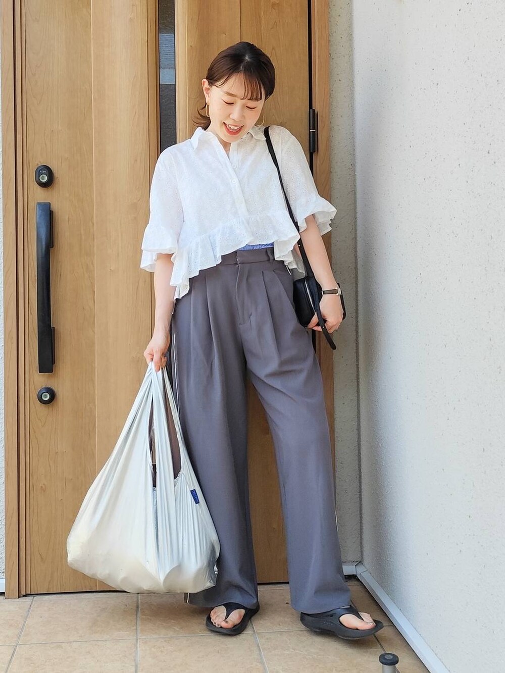 グレー系のエコバッグ/サブバッグ、グレー系のその他パンツ、ブラック系のサンダルを着用したレディースの夏コーディネートの3枚目の写真