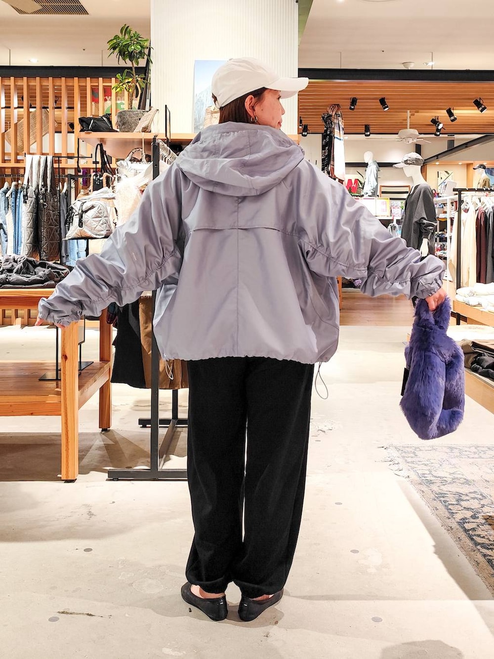 ブラック系のその他パンツ、パープル系のハンドバッグ、ブルー系のブルゾンを着用したレディースの秋コーディネートの5枚目の写真