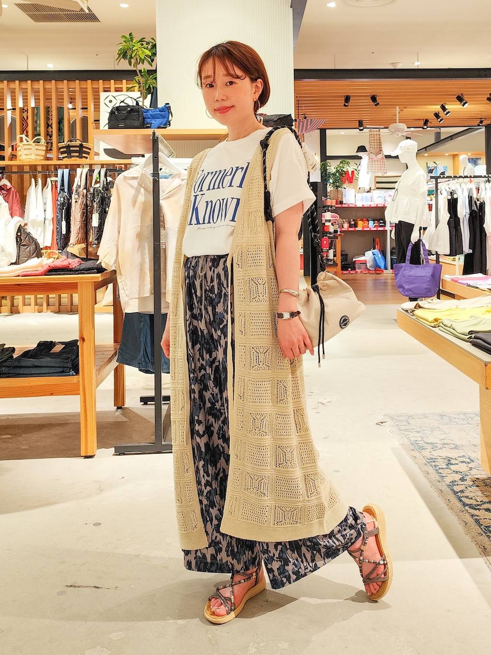 ホワイト系のTシャツ/カットソー、ベージュ系のその他パンツ、ブラック系のサンダルを着用したレディースの夏コーディネートの4枚目の写真