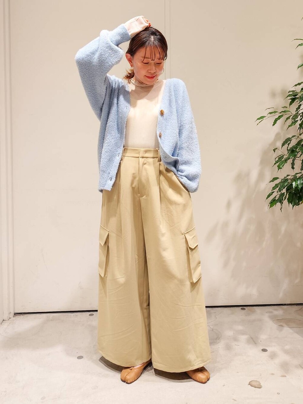 「着痩せ・細見え、体型カバー、ワントーン、ママコーデ、BAYFLOW、ワイドパンツ、カーディガン、ベーシック/シンプル、インナー、カップ付きインナー」｜「bijorieの【bijorie】カップ付きバッククロスキャミ／NEW BASIC (アルガンオイル配合)（その他アンダーウェア/インナー、ホワイト系）」を使った、kanakoさん（レディース・157cm）の冬コーディネートの3枚目の写真