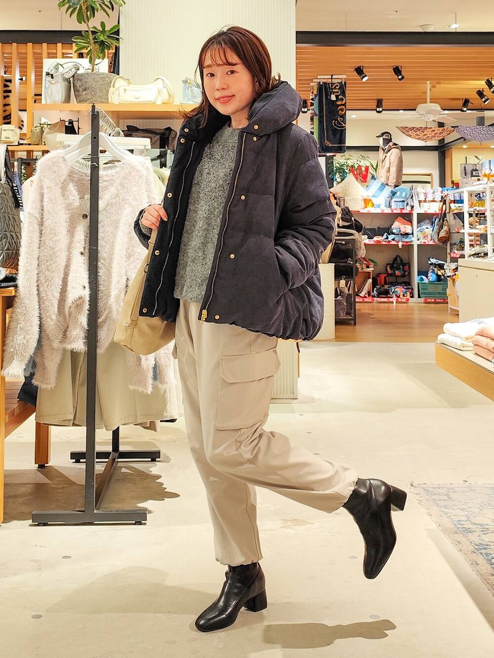 「着痩せ・細見え、体型カバー、ママコーデ、ワントーン、BAYFLOW、リュック・バッグ、トートバッグ、ダウンジャケット、コート、アウター、パンツ、ミリタリー、きれいめ、きれいめカジュアル、ショートブーツ」｜「BAYFLOWの[表裏で印象を変えて着られる]リバーシブルコーデュロイダウン（ダウンジャケット/コート、ブルー系）」を使った、kanakoさん（レディース・157cm）の冬コーディネートの4枚目の写真
