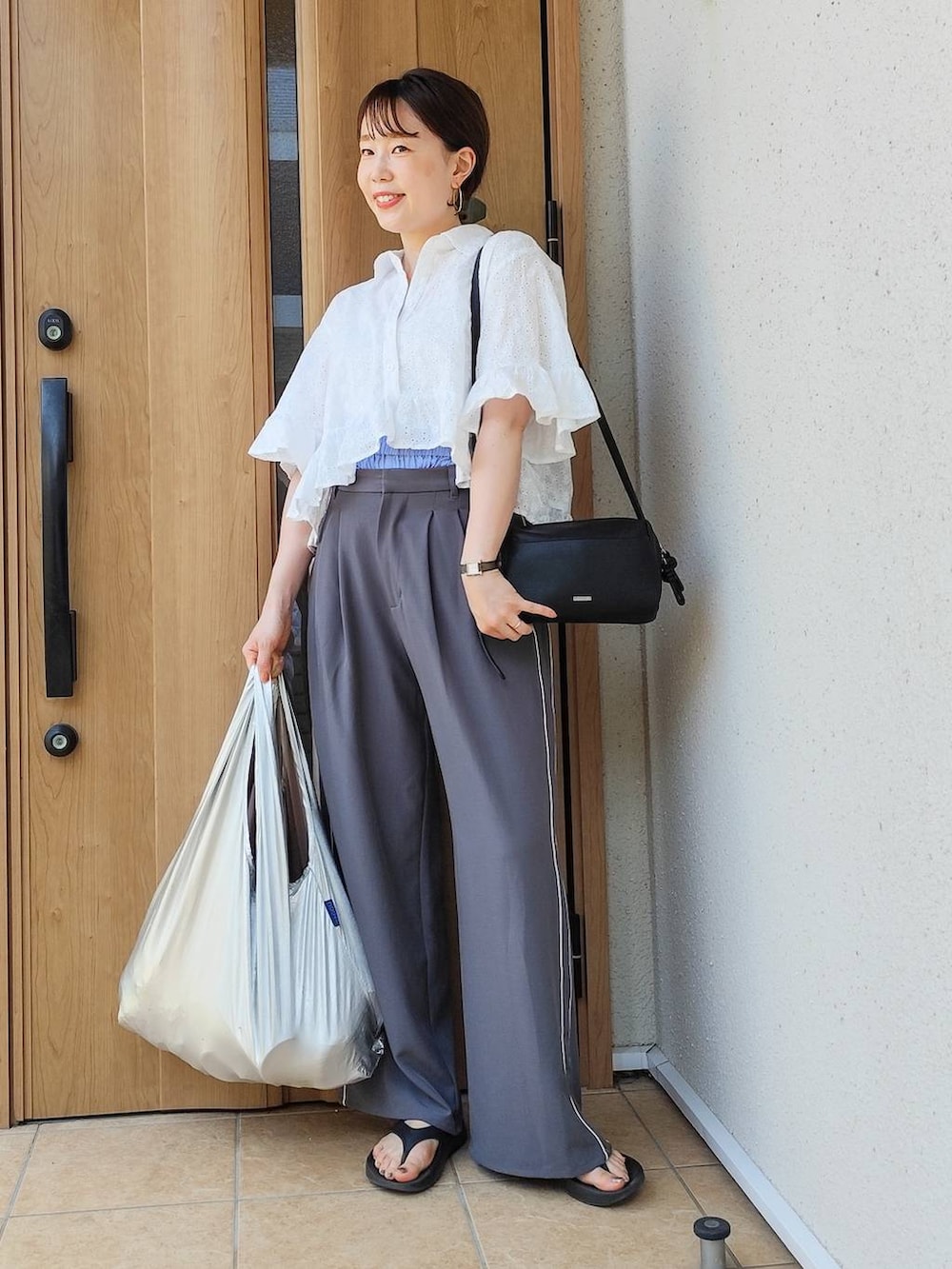 グレー系のエコバッグ/サブバッグ、グレー系のその他パンツ、ブラック系のサンダルを着用したレディースの夏コーディネートの2枚目の写真