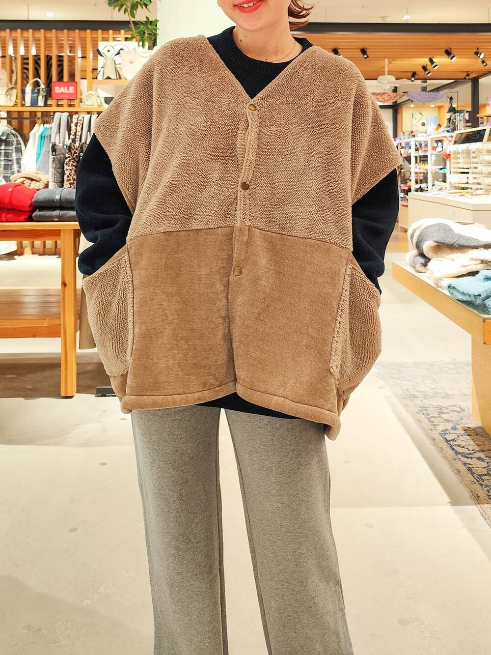 ホワイト系のスニーカー、グレー系のスウェットパンツ、ブルー系のニット/セーターを着用したレディースの冬コーディネートの3枚目の写真