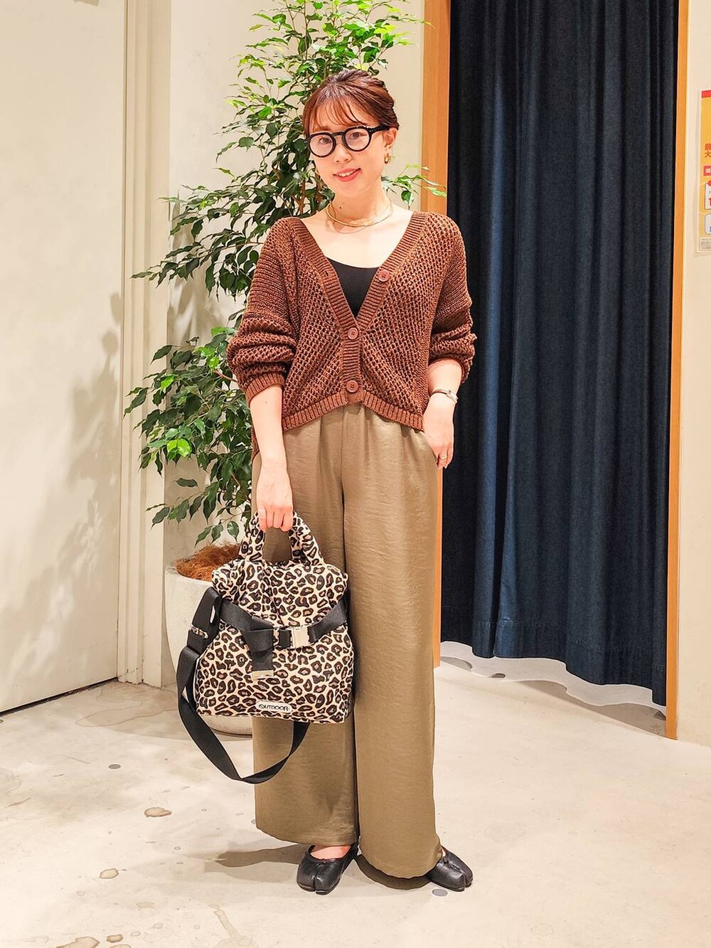 グリーン系のその他パンツ、ブラウン系のカーディガン/ボレロ、ゴールド系のチョーカーを着用したレディースの夏コーディネートの4枚目の写真