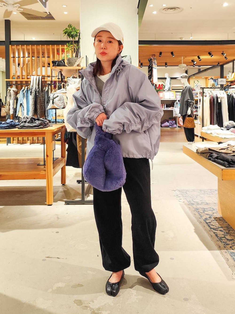 ブラック系のその他パンツ、パープル系のハンドバッグ、ブルー系のブルゾンを着用したレディースの秋コーディネートの3枚目の写真