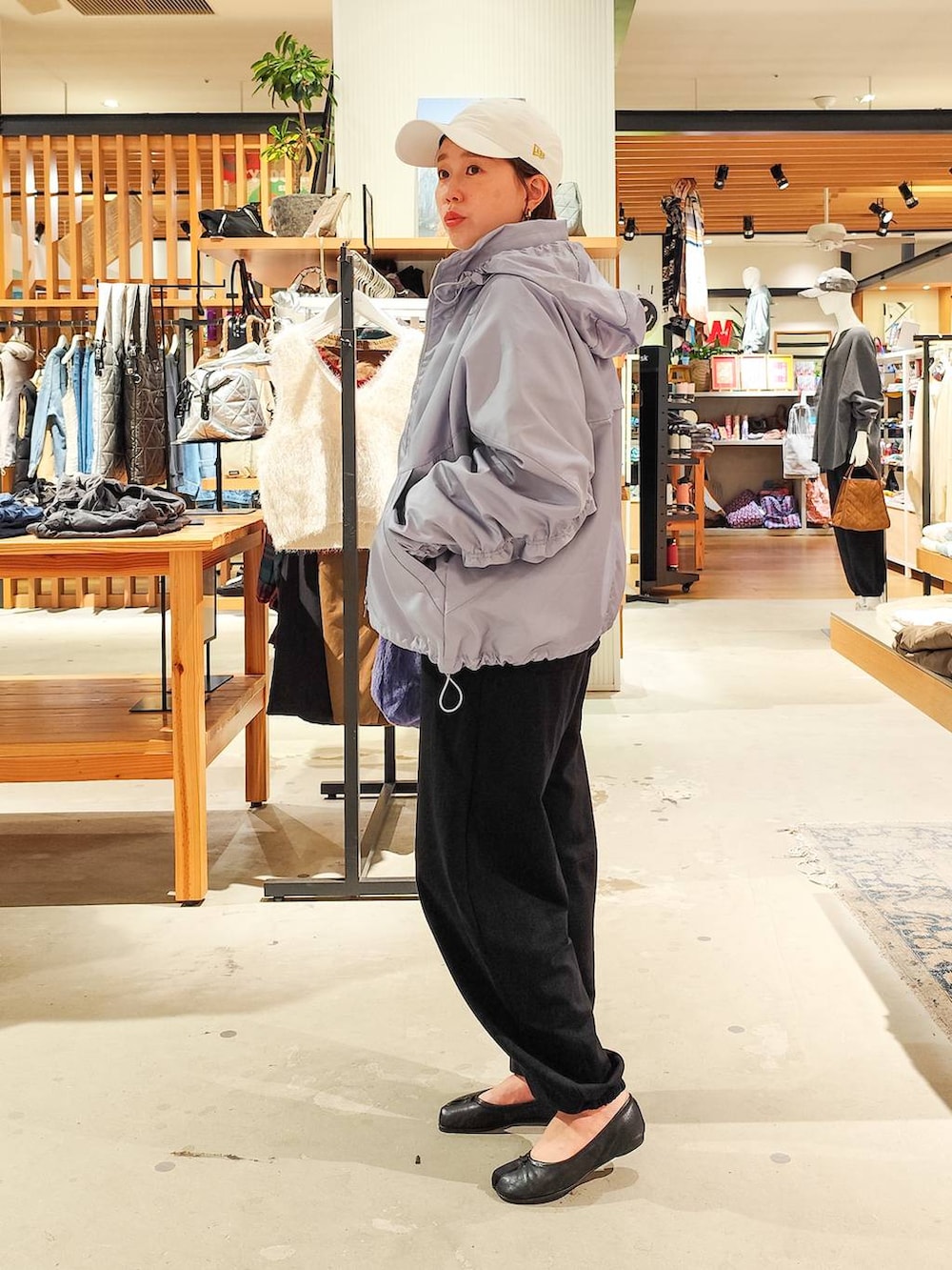 ブラック系のその他パンツ、パープル系のハンドバッグ、ブルー系のブルゾンを着用したレディースの秋コーディネートの2枚目の写真