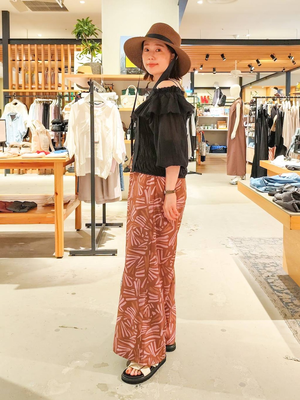 ホワイト系のサンダル、ピンク系のその他パンツ、シルバー系のショルダーバッグを着用したレディースの夏コーディネートの3枚目の写真