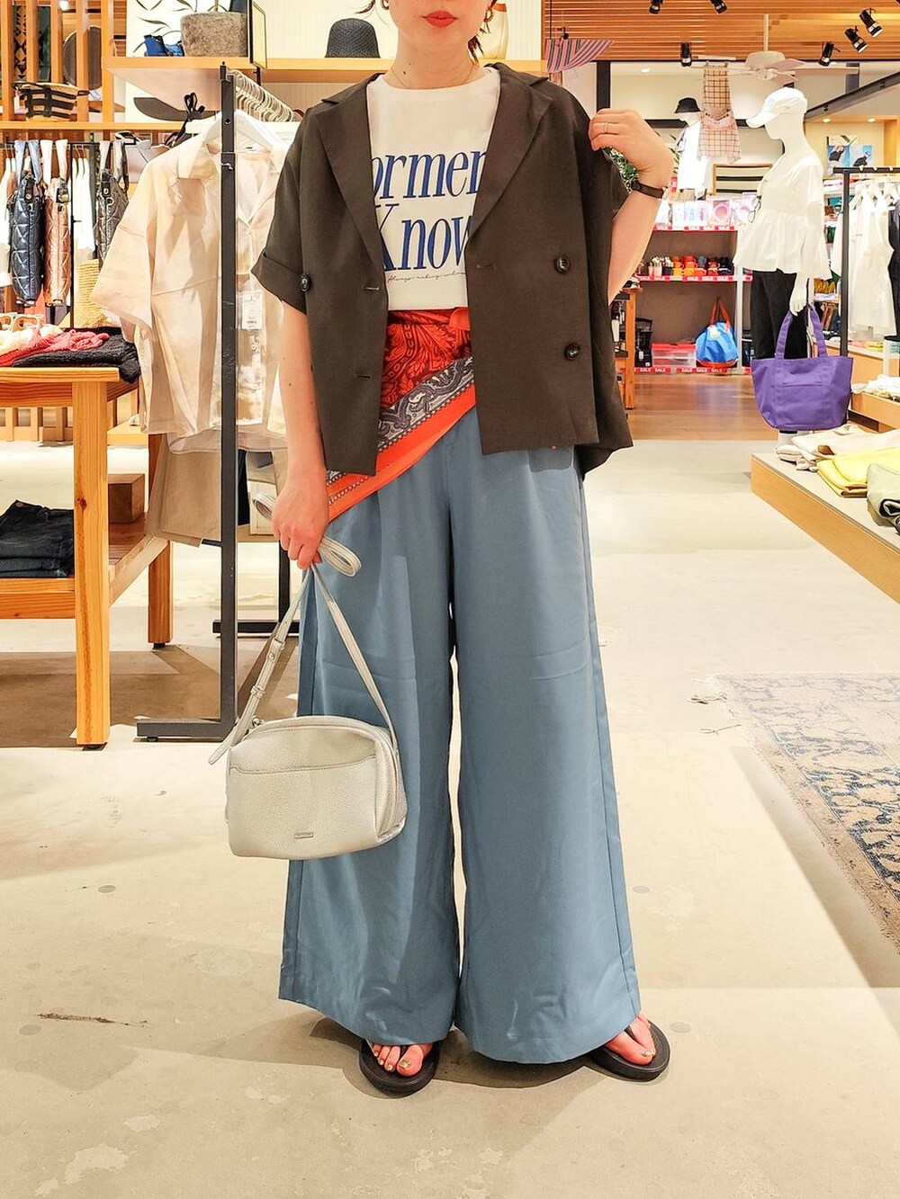 ホワイト系のTシャツ/カットソー、ブルー系のその他パンツ、ブラック系のサンダルを着用したレディースの夏コーディネートの2枚目の写真