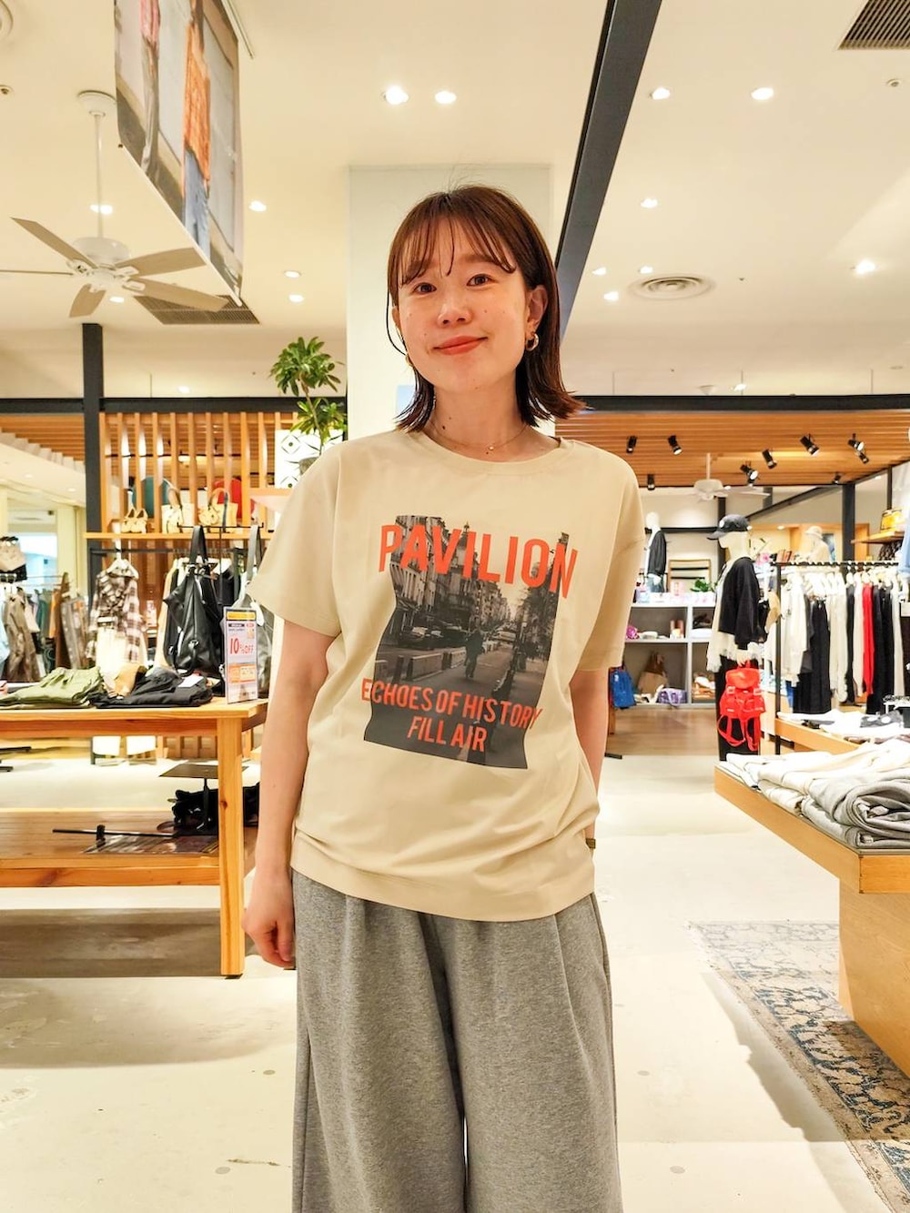 ベージュ系のTシャツ/カットソー、ブラウン系のパンプス、ブラウン系のハンドバッグを着用したレディースの春コーディネートの5枚目の写真