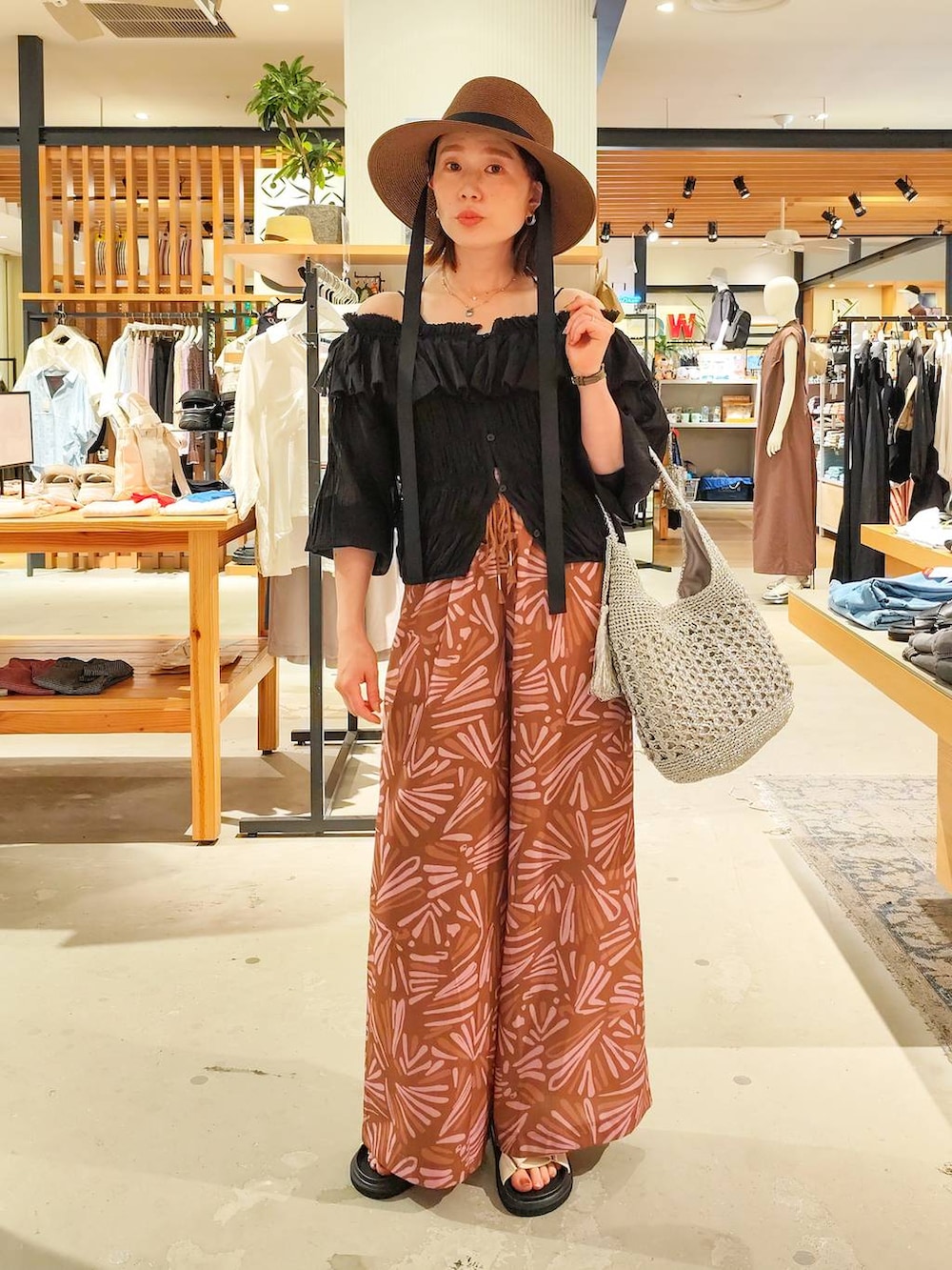 ホワイト系のサンダル、ピンク系のその他パンツ、シルバー系のショルダーバッグを着用したレディースの夏コーディネートの4枚目の写真