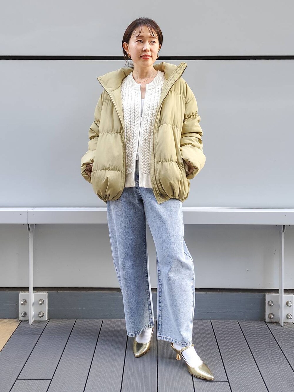 「BAYFLOW、着痩せ・細見え、体型カバー、ワントーン、ママコーデ、アウター、ベイフローのデニム _BAYFLOW、デニムパンツ」｜「BAYFLOWの[安定感のある履き心地]ストラップミュール（パンプス、ゴールド系）」を使った、kanakoさん（レディース・157cm）の秋コーディネートの2枚目の写真