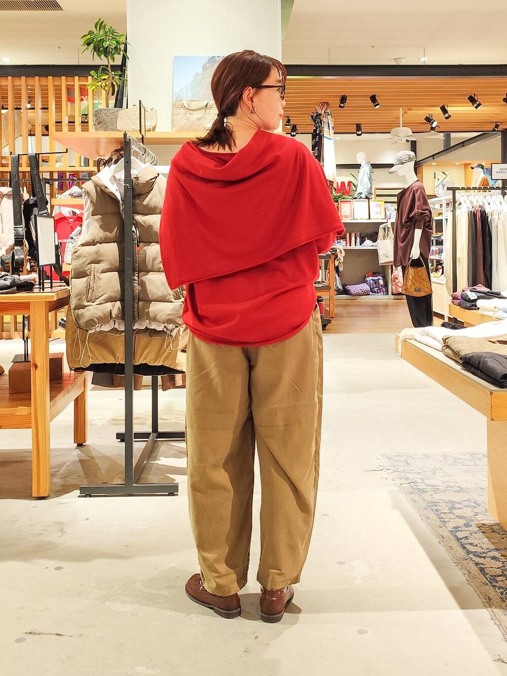 ブラウン系のモカシン/デッキシューズ、イエロー系のハンドバッグ、ブラウン系のストール/ショールを着用したレディースの秋コーディネートの5枚目の写真