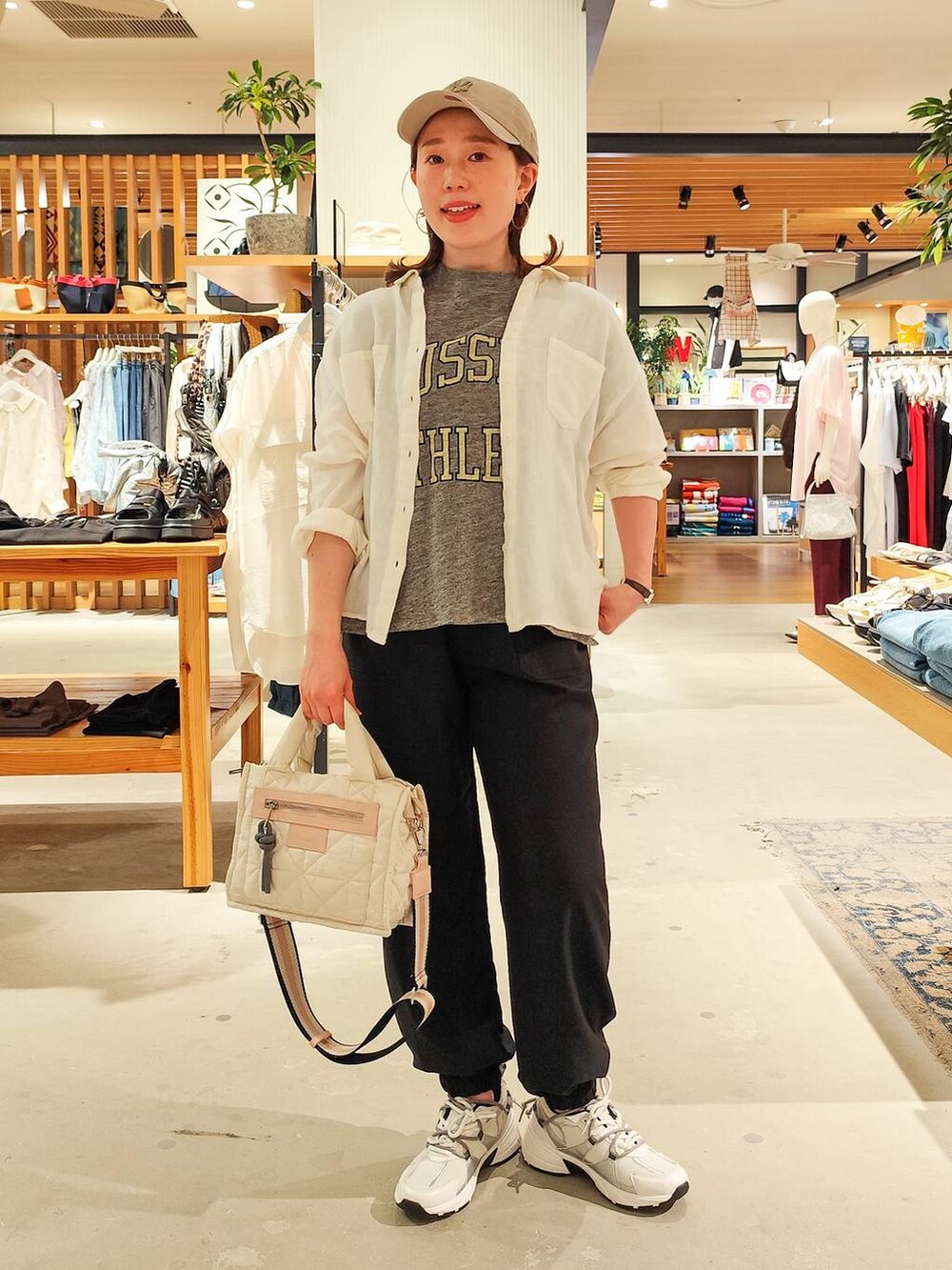 グレー系のTシャツ/カットソー、ホワイト系のシャツ/ブラウス、ブラック系のその他パンツを着用したレディースの春コーディネートの5枚目の写真