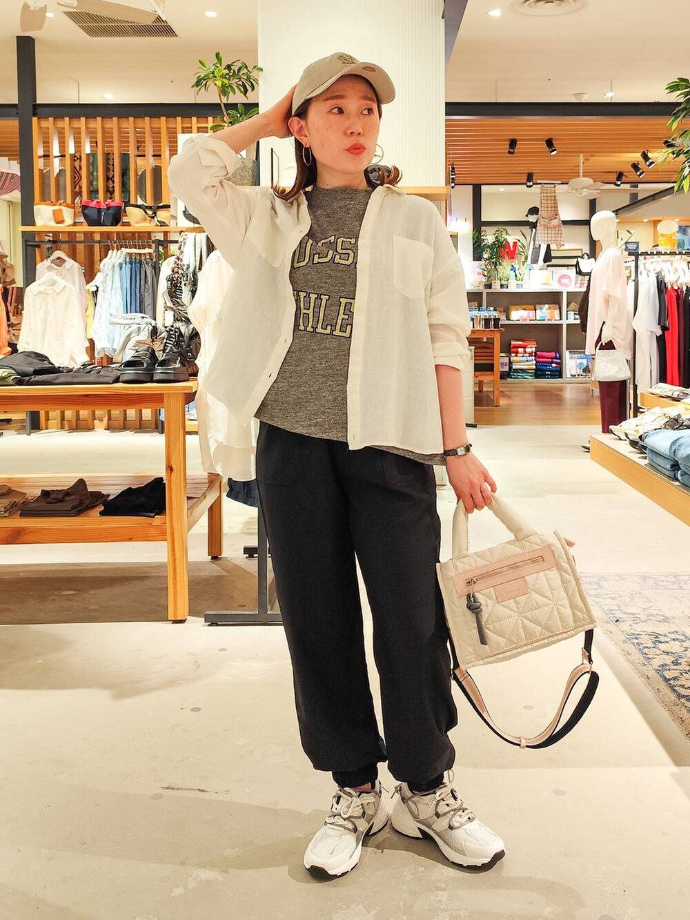 グレー系のTシャツ/カットソー、ホワイト系のシャツ/ブラウス、ブラック系のその他パンツを着用したレディースの春コーディネートの2枚目の写真