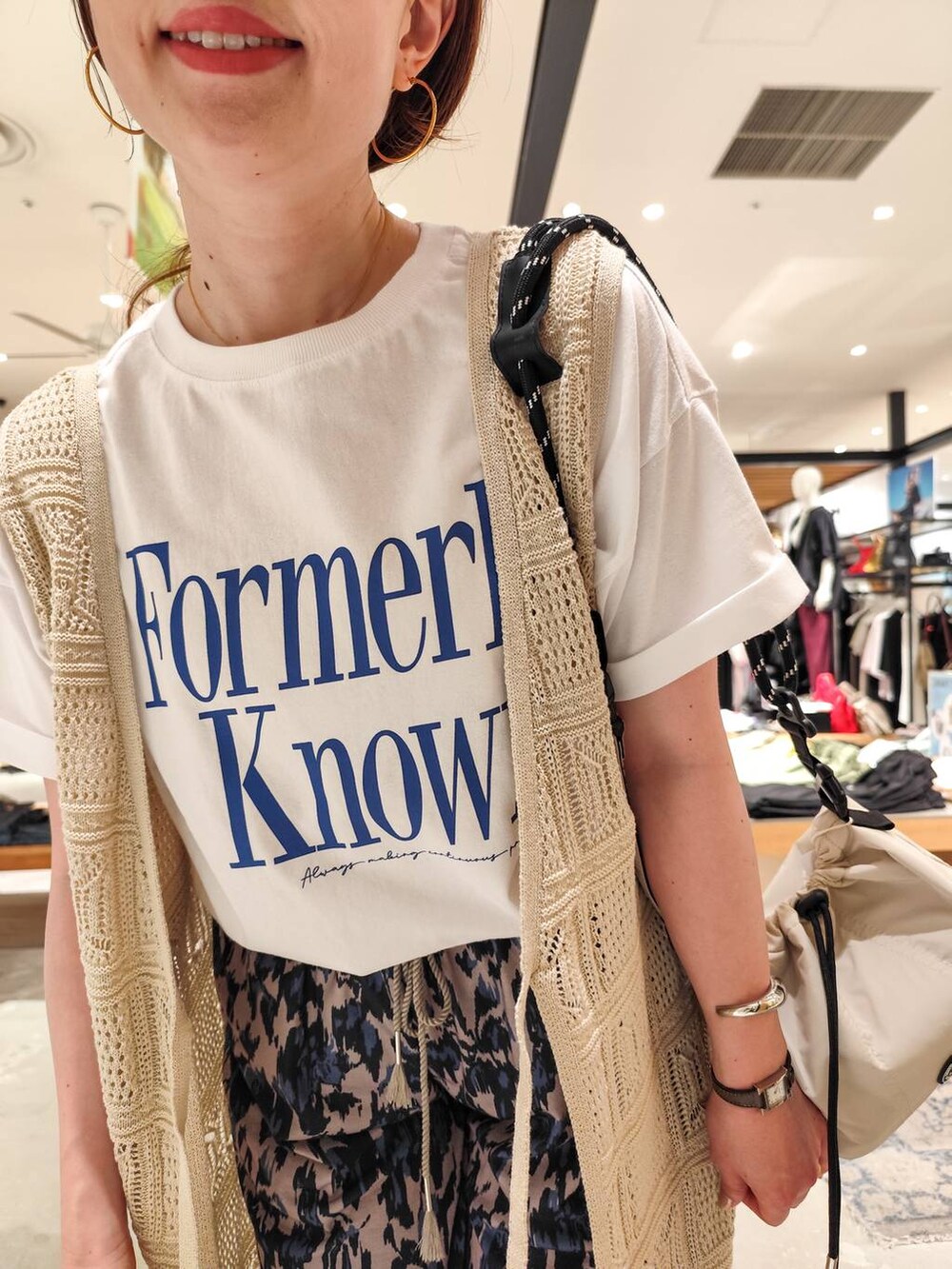 ホワイト系のTシャツ/カットソー、ベージュ系のその他パンツ、ブラック系のサンダルを着用したレディースの夏コーディネートの5枚目の写真
