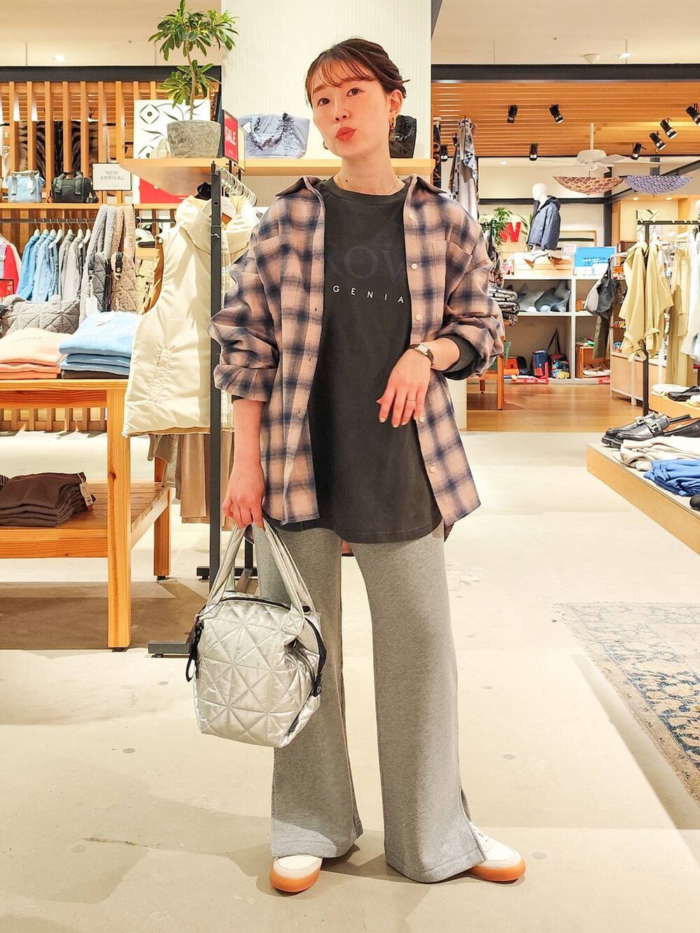 グレー系のTシャツ/カットソー、グレー系のスウェットパンツ、シルバー系のトートバッグを着用したレディースの冬コーディネートの2枚目の写真