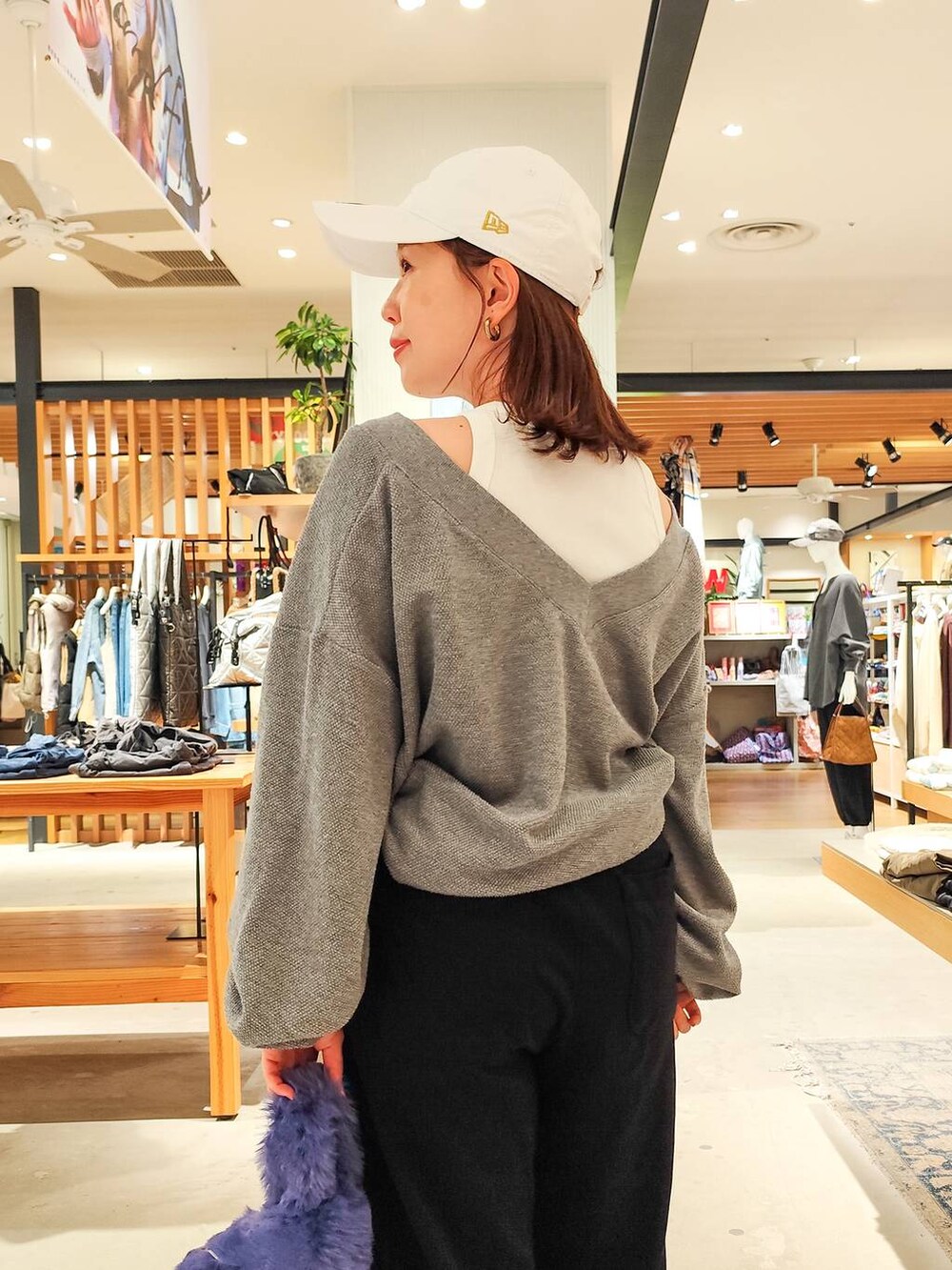 ブラック系のその他パンツ、パープル系のハンドバッグ、ブルー系のブルゾンを着用したレディースの秋コーディネートの7枚目の写真