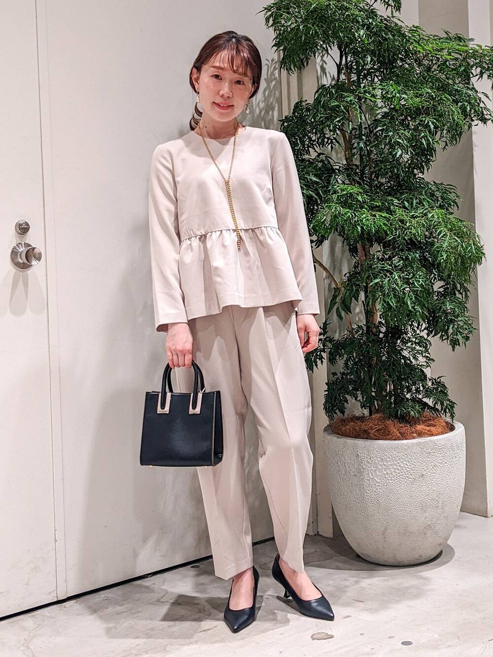 「入学式・卒業式、セットアップ、結婚式2次会、着痩せ・細見え、体型カバー、ワントーン、ママコーデ、BAYFLOW」｜「BAYFLOWの【靴職人監修】匠パンプス（パンプス、ブラック系）」を使った、kanakoさん（レディース・157cm）の冬コーディネートの2枚目の写真