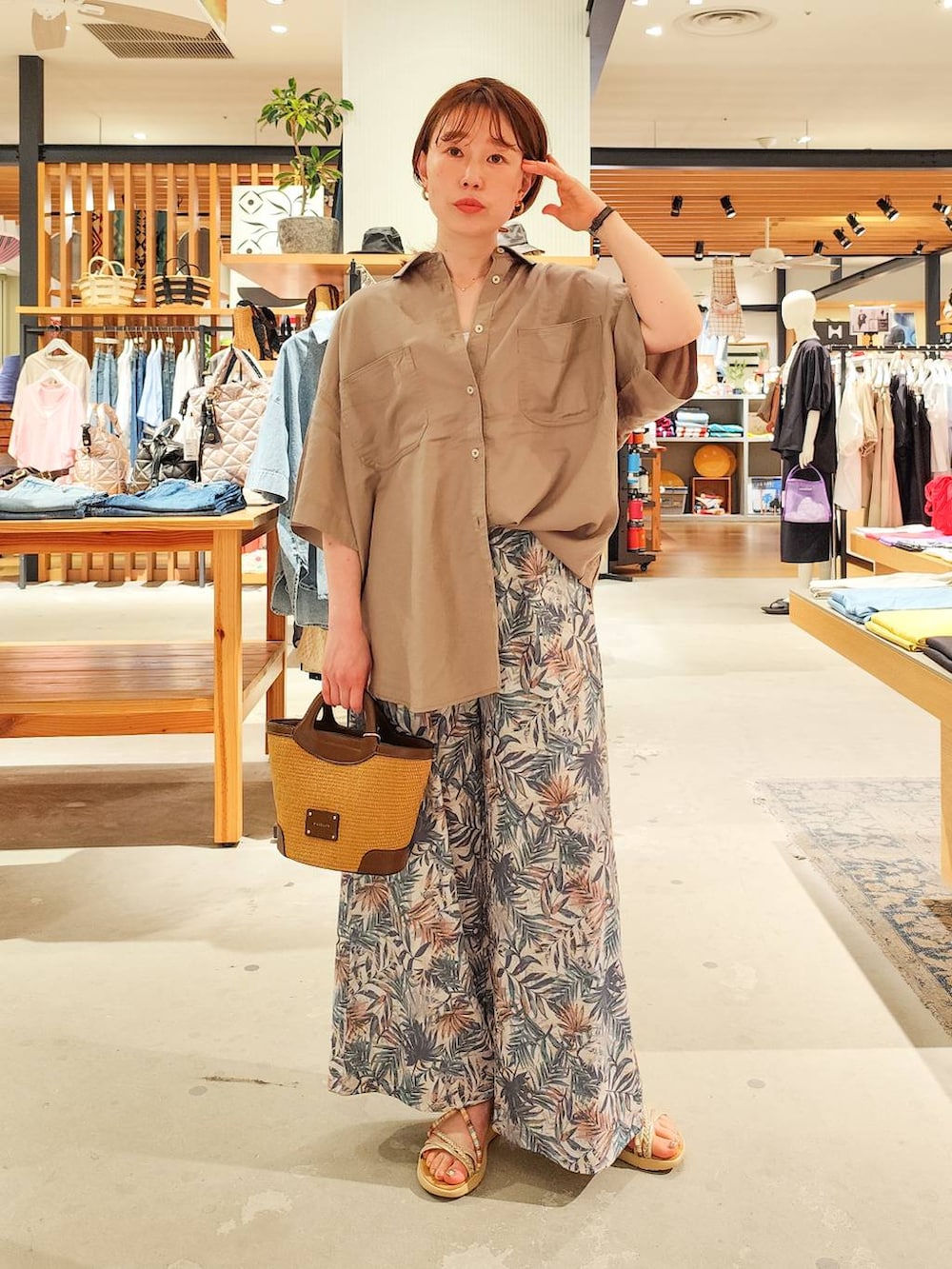 「着痩せ・細見え、体型カバー、ワントーン、ママコーデ、BAYFLOW、旅行、シャツ、ワイドパンツ、サンダル、ショルダーバッグ、ラフ、ベーシック/シンプル、きれいめカジュアル」｜「bijorieの【bijorie】カップ付きバッククロスキャミ／NEW BASIC 25SS（インナーウェア/肌着、ホワイト系）」を使った、kanakoさん（レディース・157cm）の春コーディネートの3枚目の写真