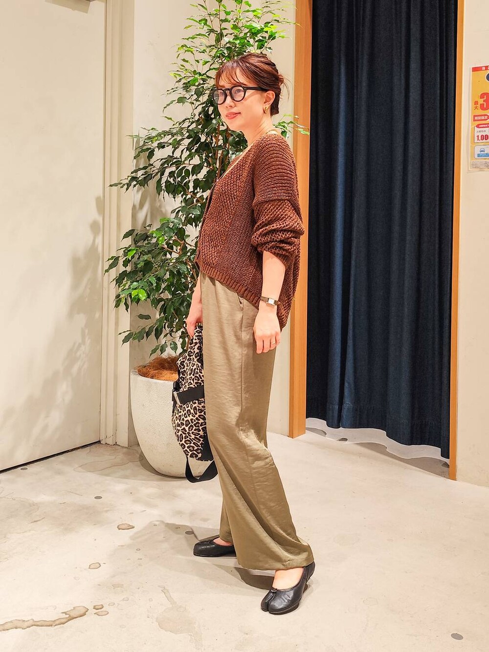 グリーン系のその他パンツ、ブラウン系のカーディガン/ボレロ、ゴールド系のチョーカーを着用したレディースの夏コーディネートの3枚目の写真