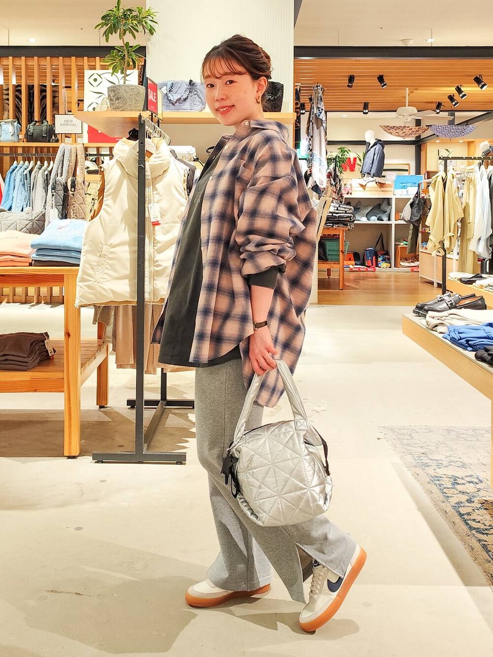グレー系のTシャツ/カットソー、グレー系のスウェットパンツ、シルバー系のトートバッグを着用したレディースの冬コーディネートの3枚目の写真